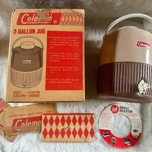 Coleman Beige 60’s 70’s Picnic Camping 2 Gallon Jug Thermos Cup Box Excellent